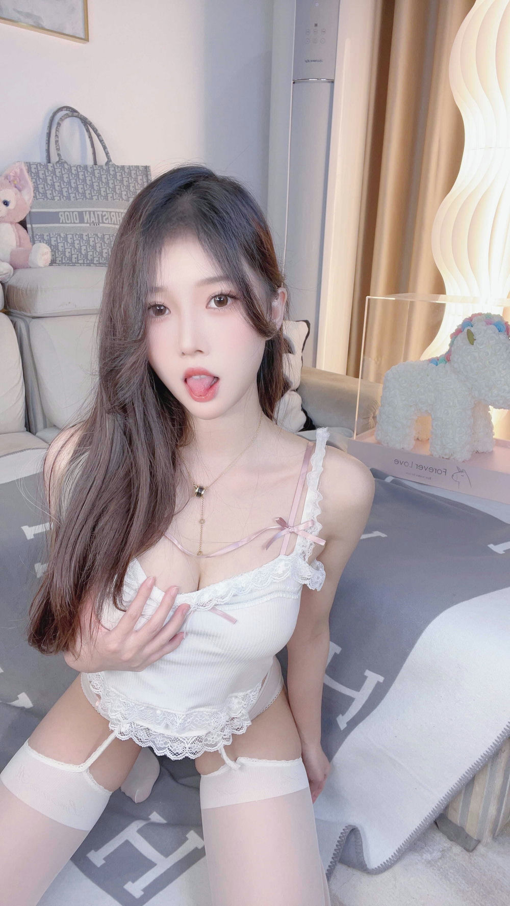 小小奶瓶儿 – 纯欲吊带 [11P+1V/1.28GB]