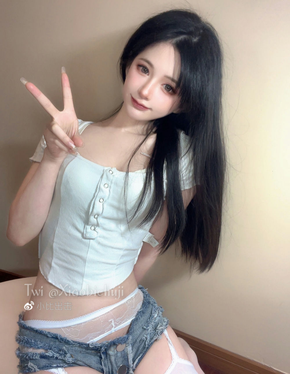 [自购资源] 倦倦喵 – 吊带白丝 [43P+1V/1.04GB]