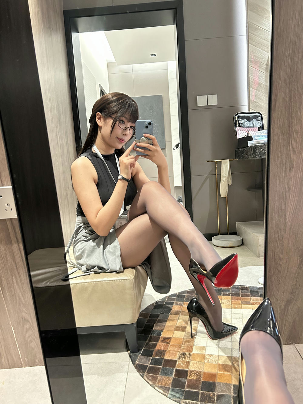 轩萧学姐 – 眼镜娘OL [85P+3V/1.28GB]